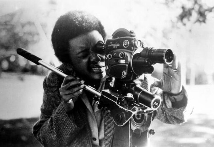 Imagen icónica de la cineasta Sara Gómez detrás de su cámara.